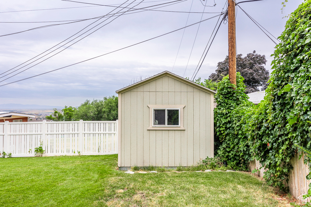 View of outbuilding featuring a yard