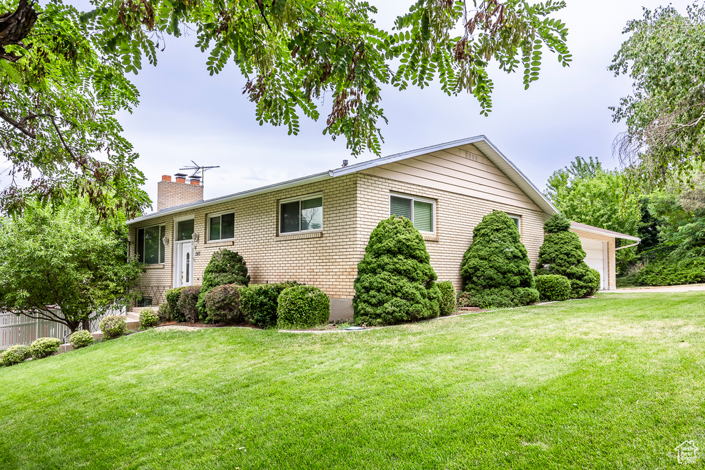 View of front facade with a front lawn