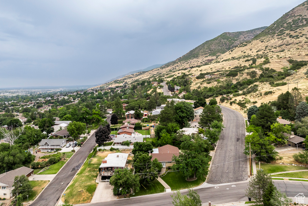 Bird\'s eye view with a mountain view