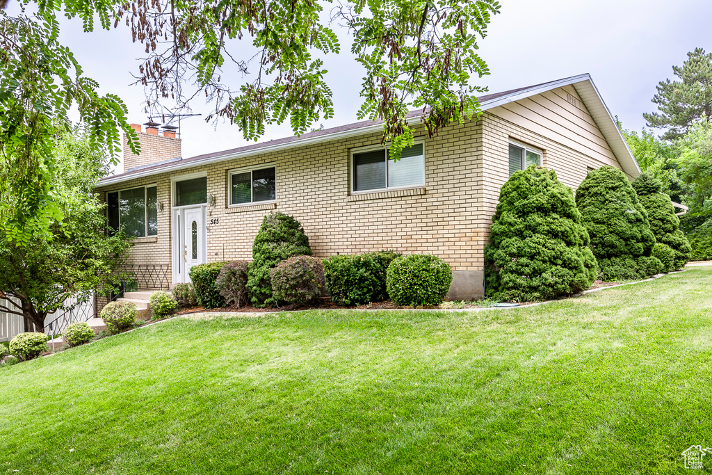 View of front facade with a front lawn