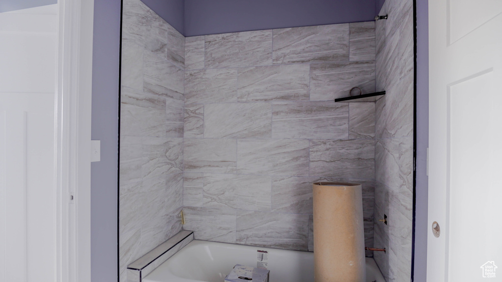 Bathroom featuring tiled shower / bath combo