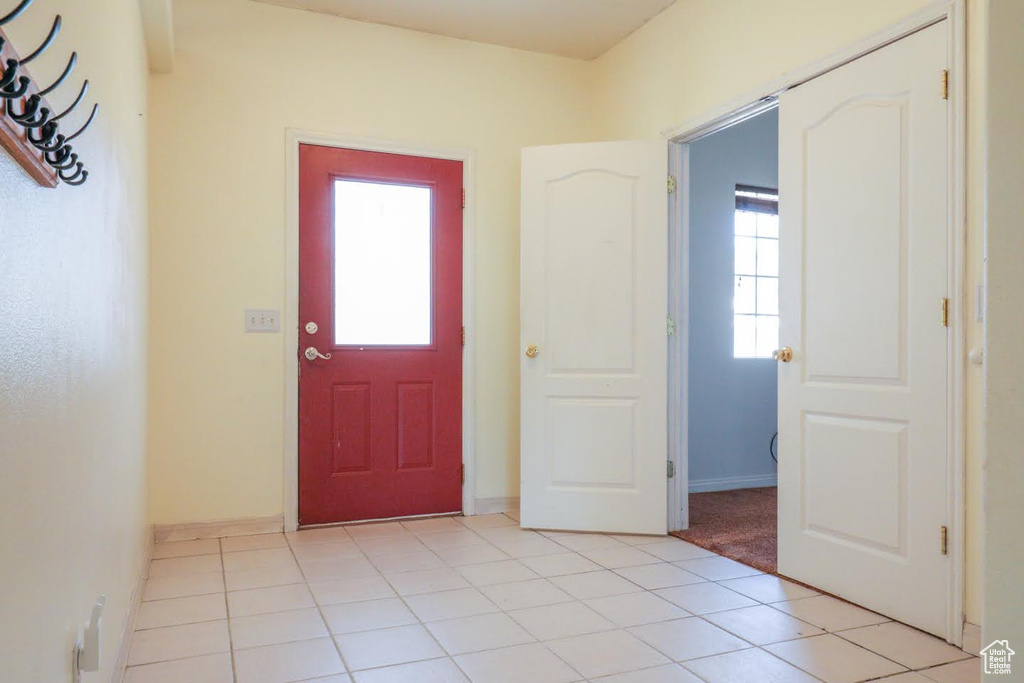 Foyer featuring light tile patterned flooring