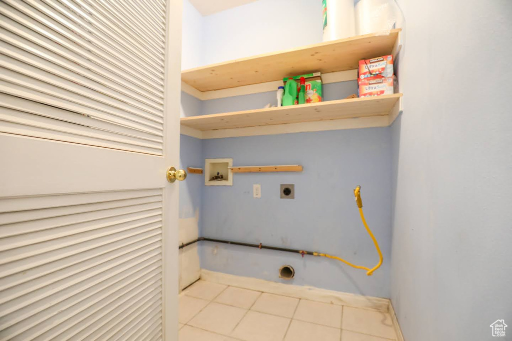 Laundry room with light tile patterned floors, electric dryer hookup, and washer hookup