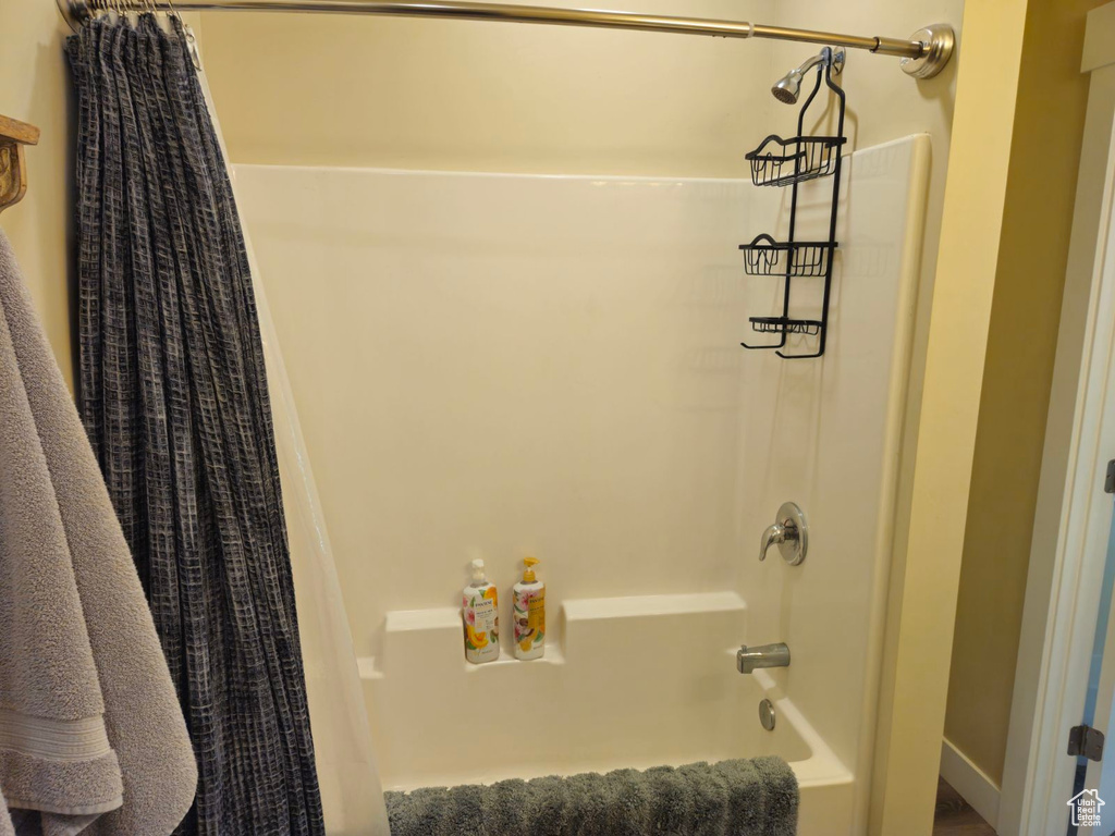 Bathroom with shower / tub combo with curtain