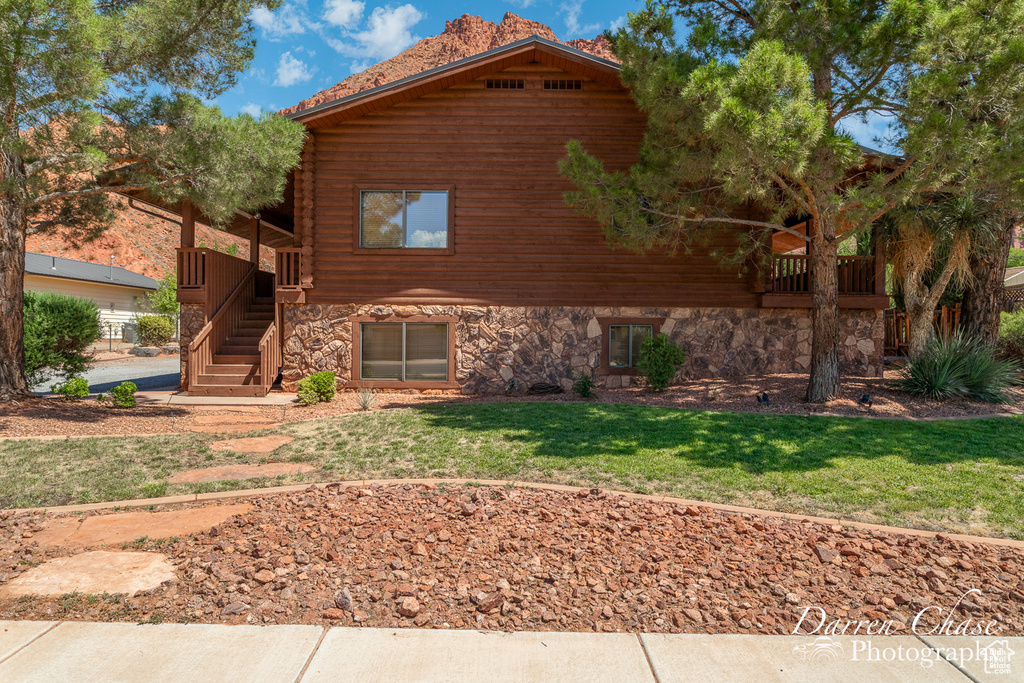 View of front of property featuring a front lawn