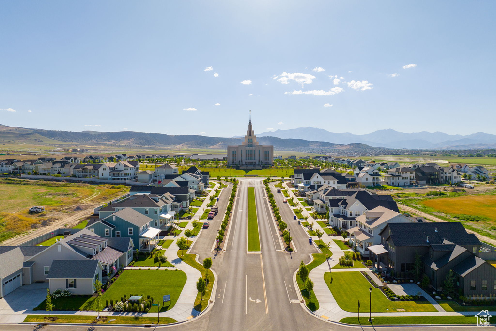 Bird's eye view with a mountain view