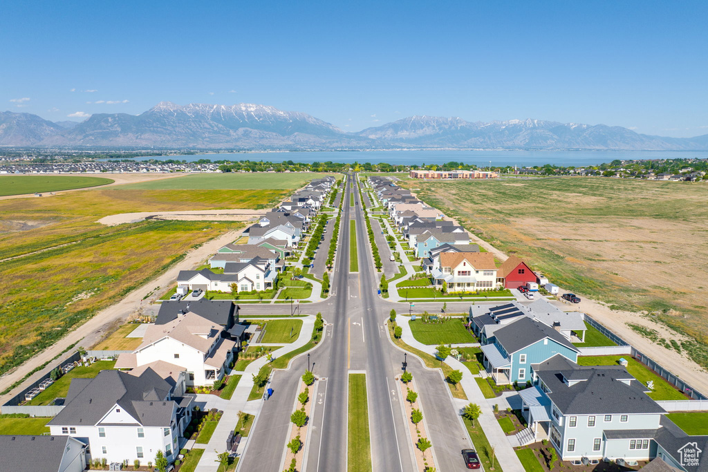 Aerial view with a mountain view