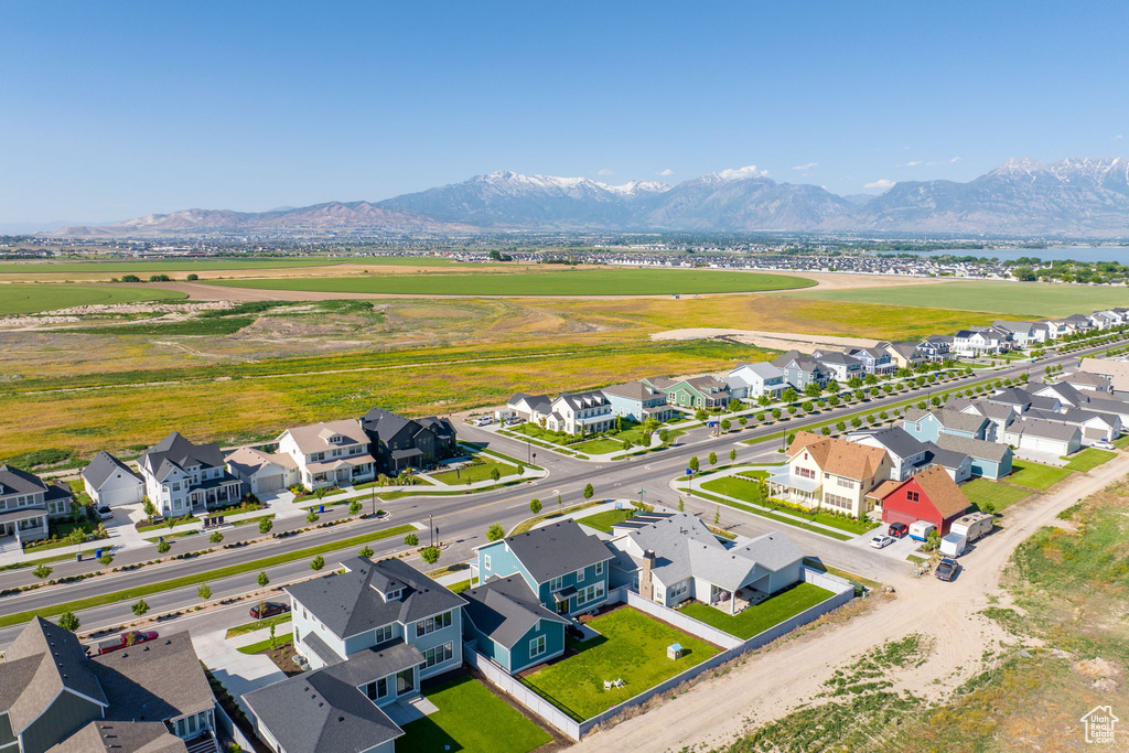 Aerial view with a mountain view