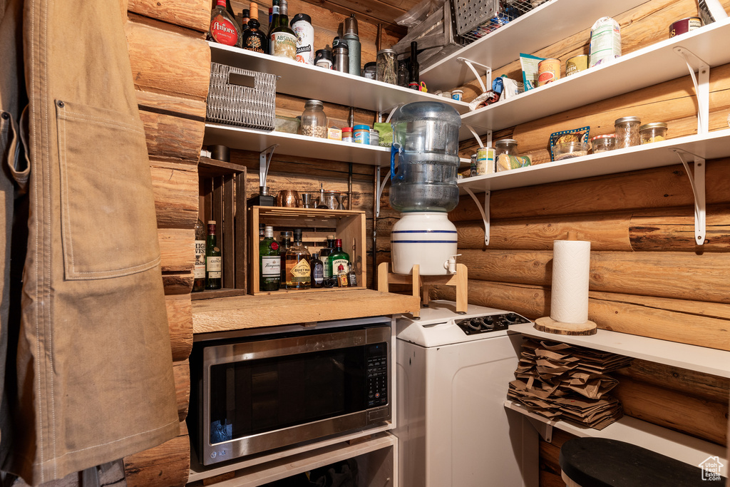 Pantry with washer / clothes dryer