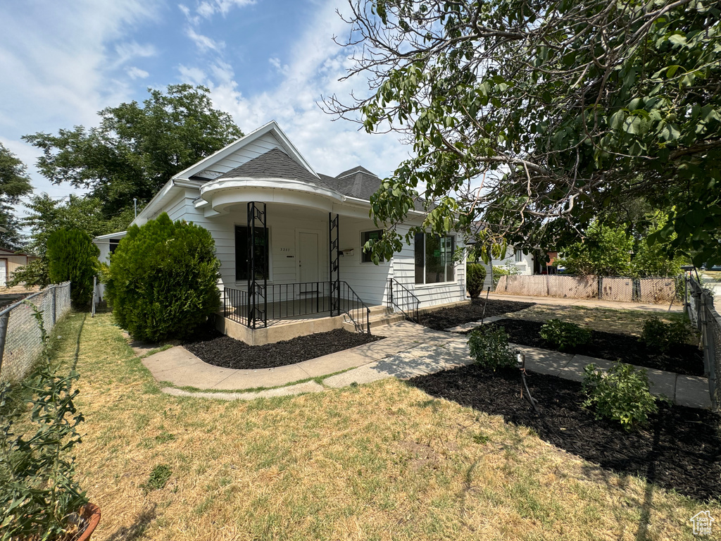 View of front facade with a porch and a front yard