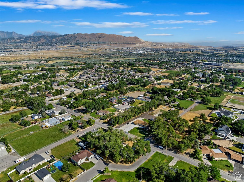 Bird\\\'s eye view with a mountain view