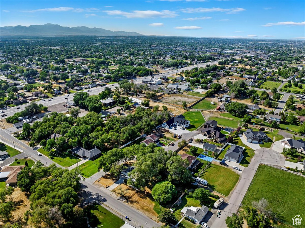 Bird\\\'s eye view featuring a mountain view