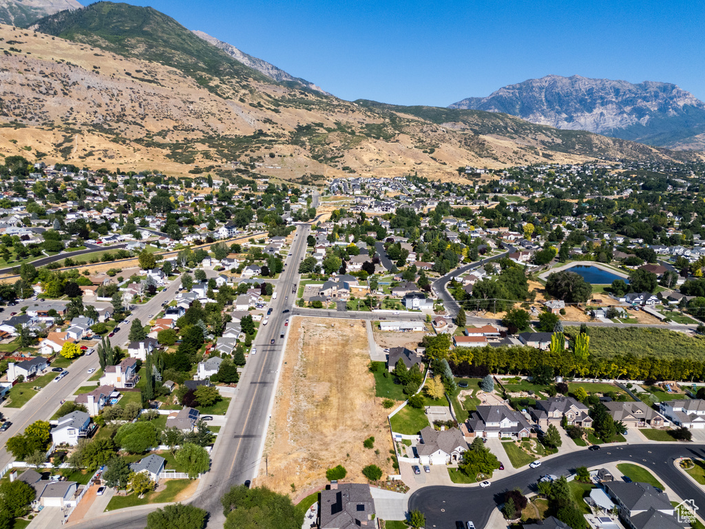 Bird\\\\\\\\\\\\\\\'s eye view featuring a mountain view