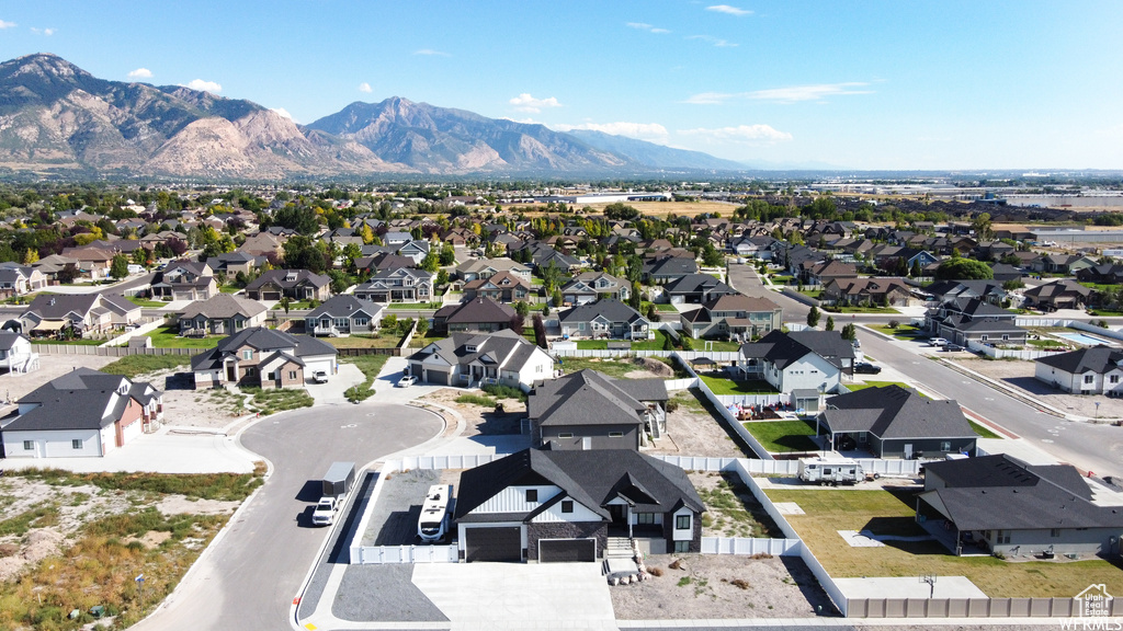 Aerial view with a mountain view