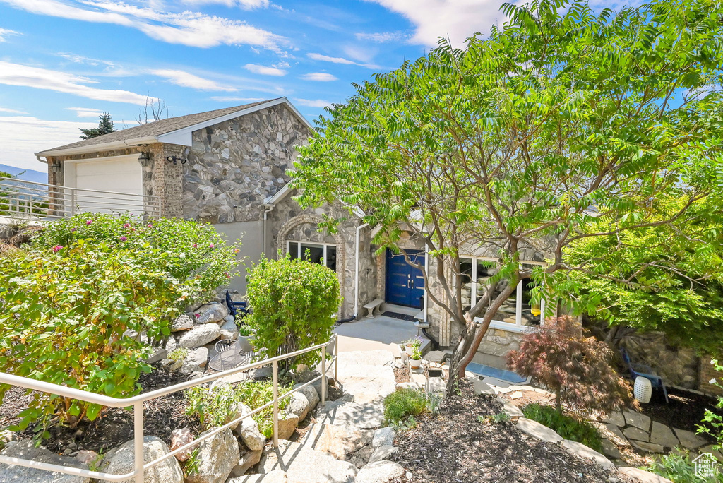 View of front of house featuring a garage