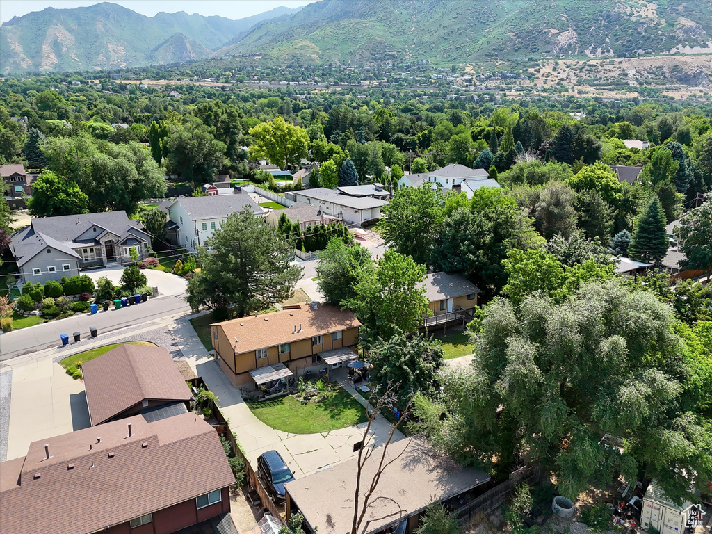 Aerial view with a mountain view