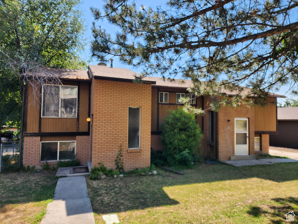 View of front of property featuring a front yard