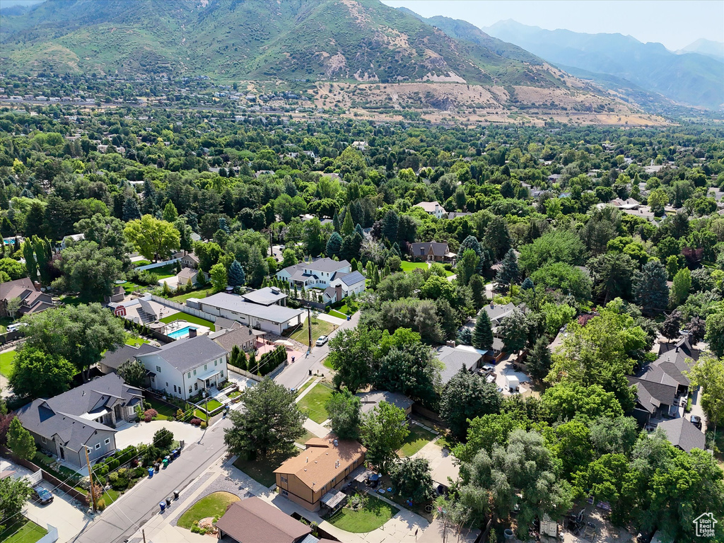 Aerial view with a mountain view