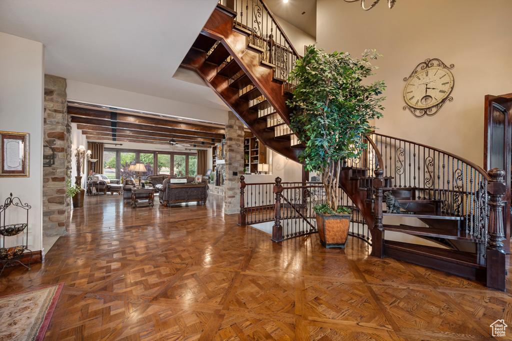 Interior space with a high ceiling and parquet flooring