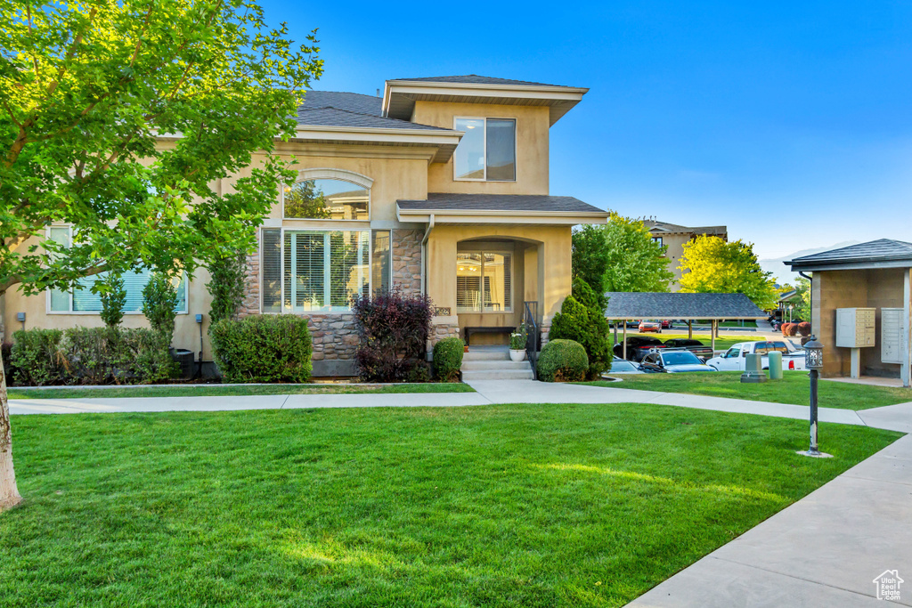 View of front facade with a front yard