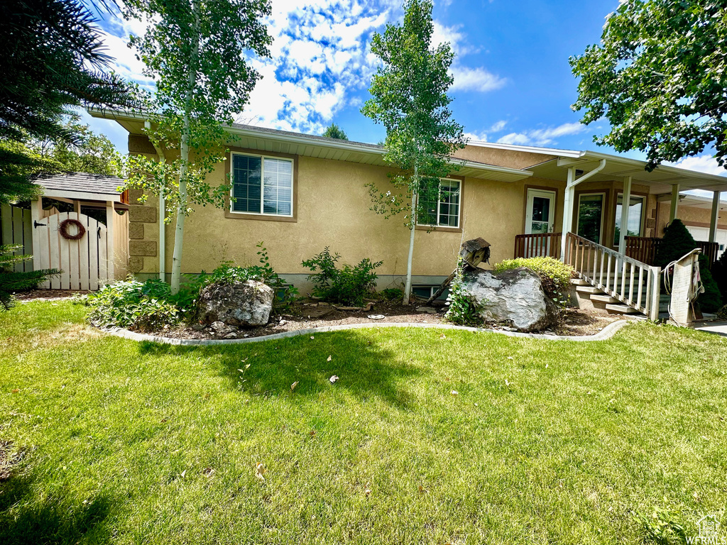 View of front of property featuring a front lawn