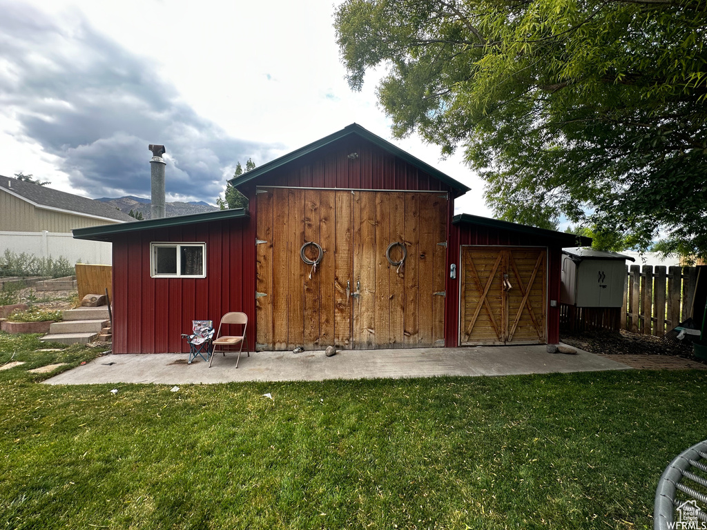 View of outbuilding featuring a yard