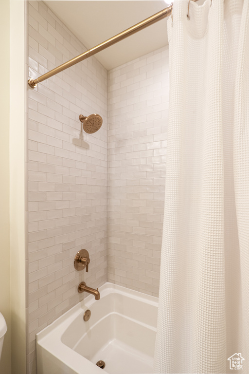 Bathroom with shower / bathtub combination with curtain