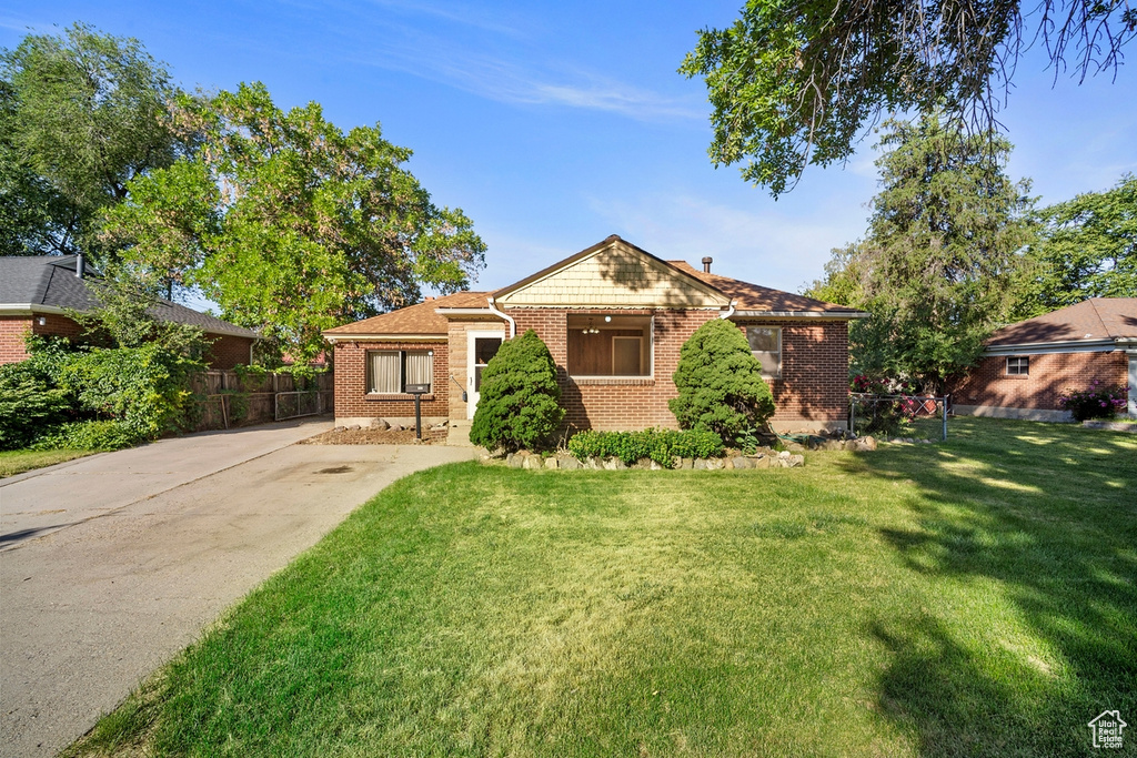 Ranch-style home with a front lawn