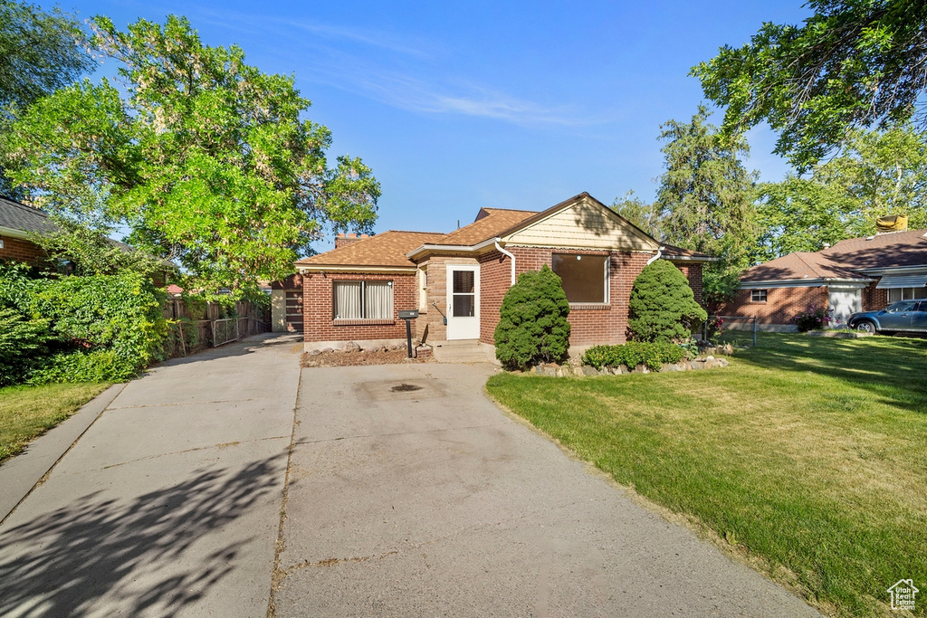 View of front of home featuring a front yard