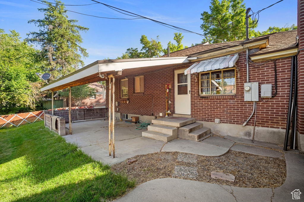 View of front facade featuring a front yard