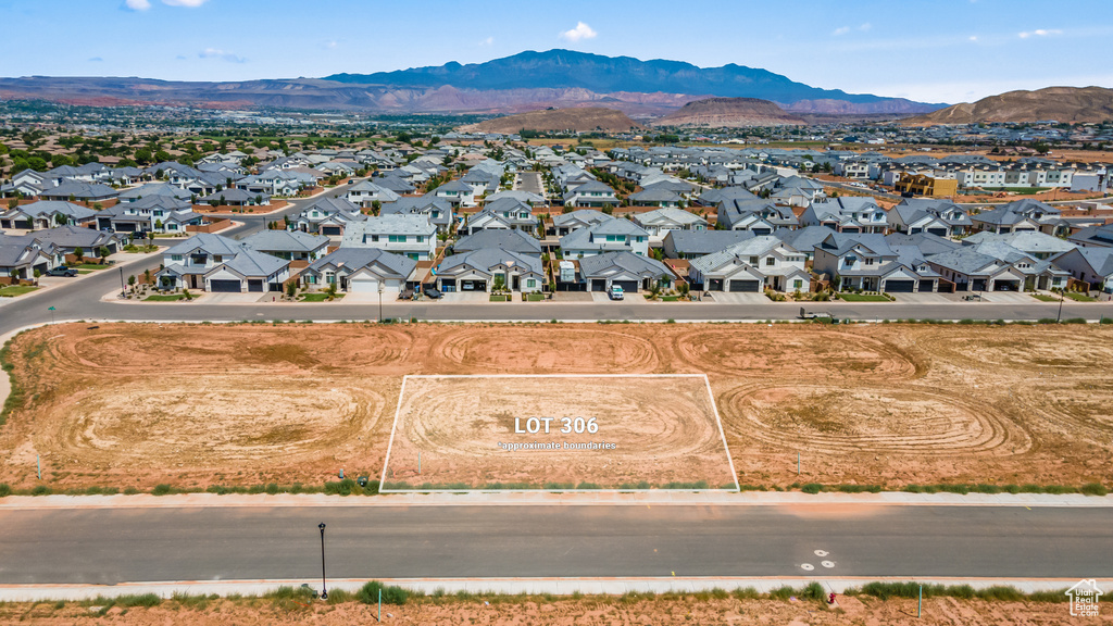 Aerial view with a mountain view