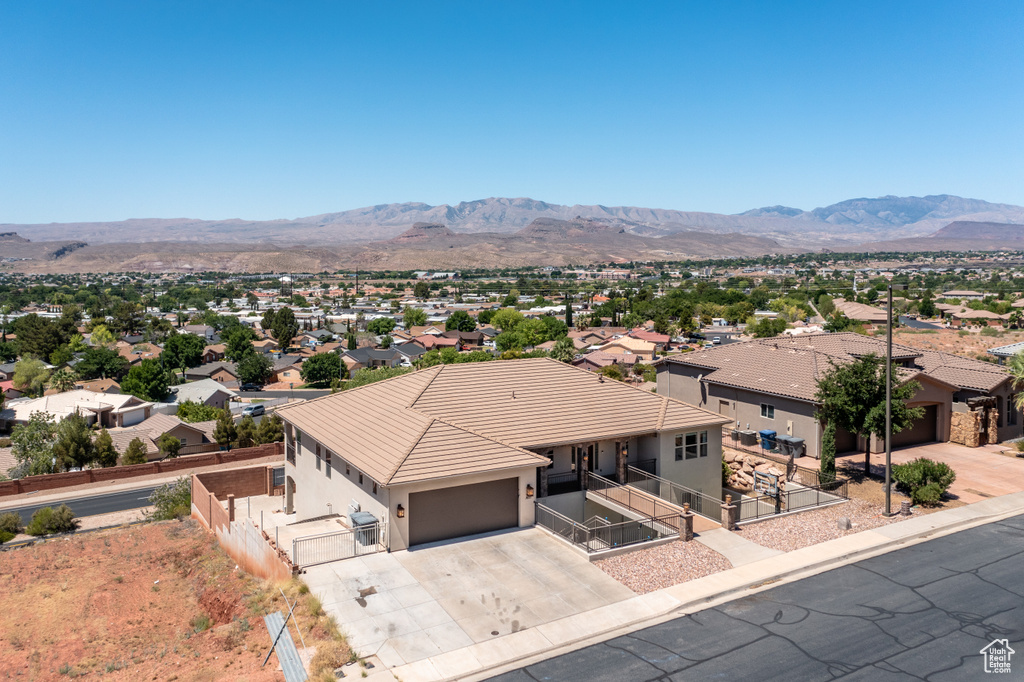 Birds eye view of property featuring a mountain view