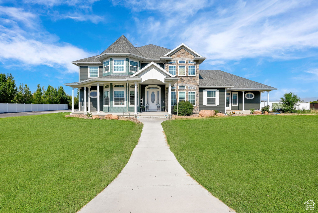 View of front facade with a porch and a front yard