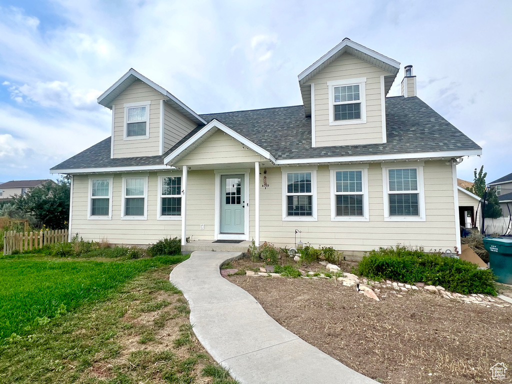 View of front of house featuring a front lawn