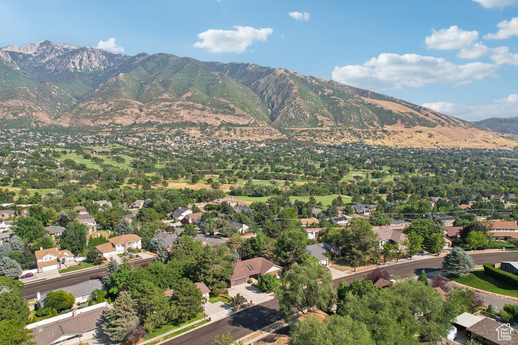 Bird\'s eye view with a mountain view