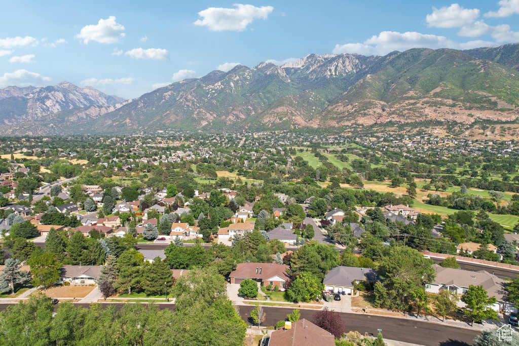 Aerial view with a mountain view