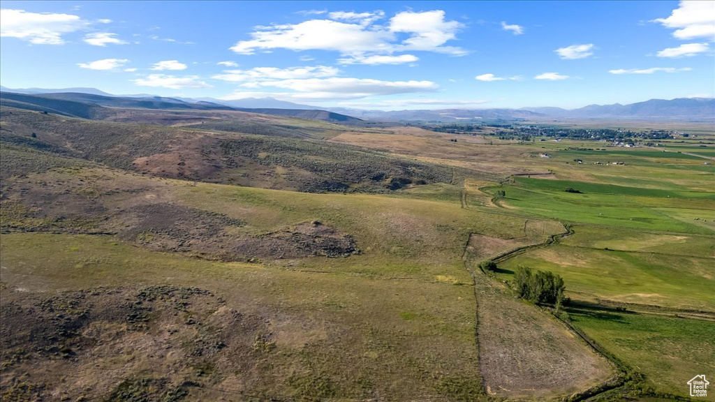Bird\\\'s eye view with a mountain view