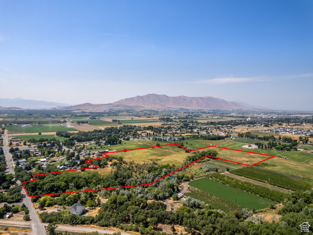 Bird\'s eye view with a mountain view