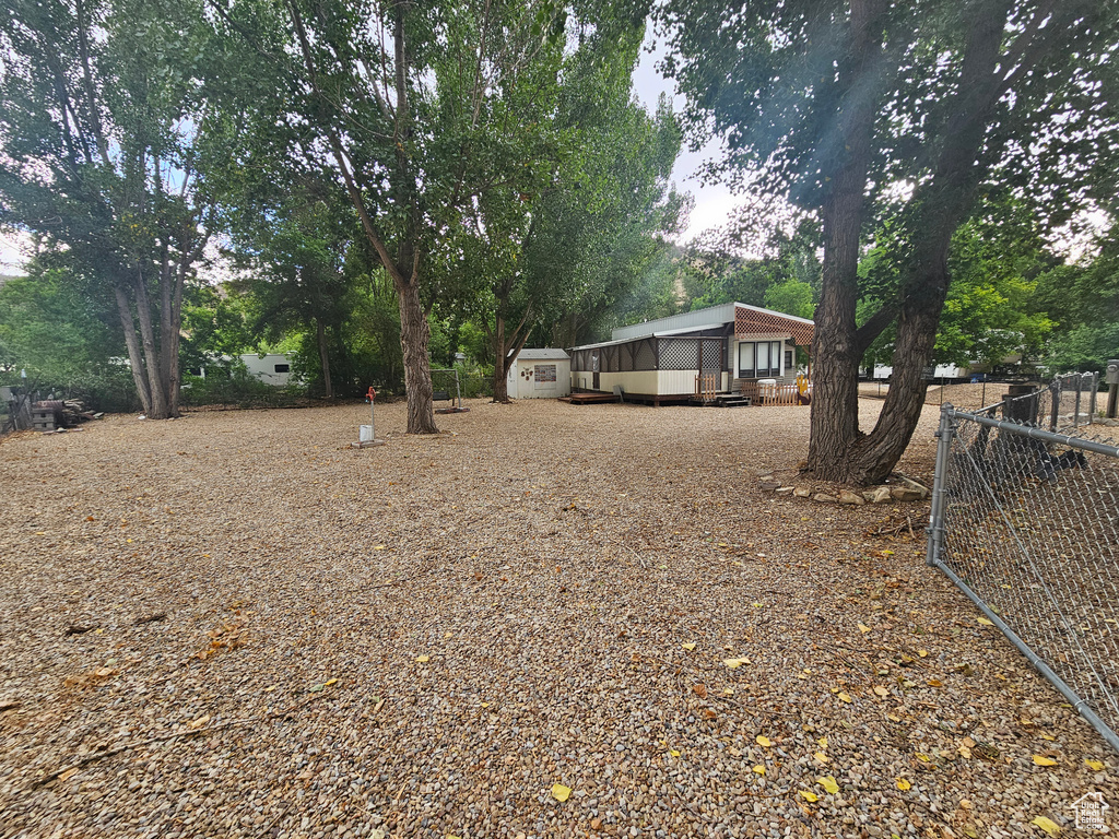 View of yard featuring an outbuilding