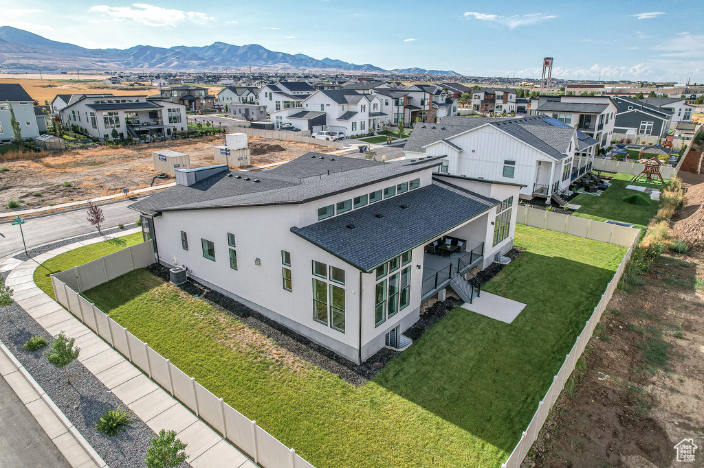 Birds eye view of property featuring a mountain view