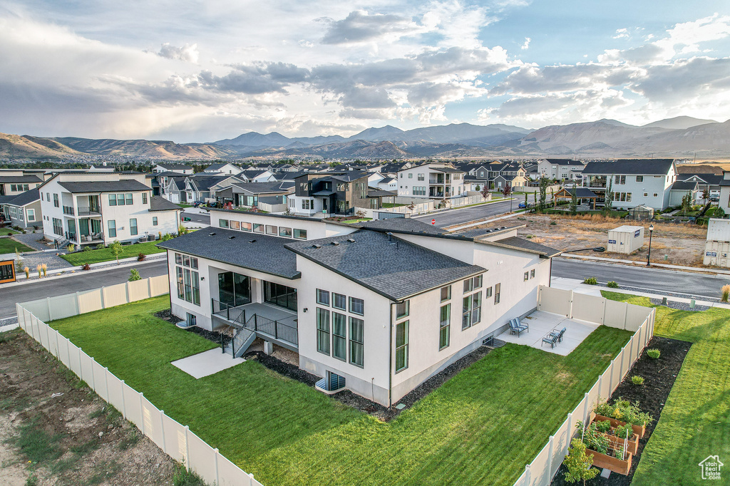 Birds eye view of property featuring a mountain view