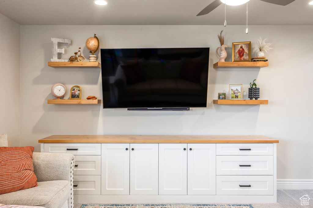 Room details with ceiling fan and carpet flooring