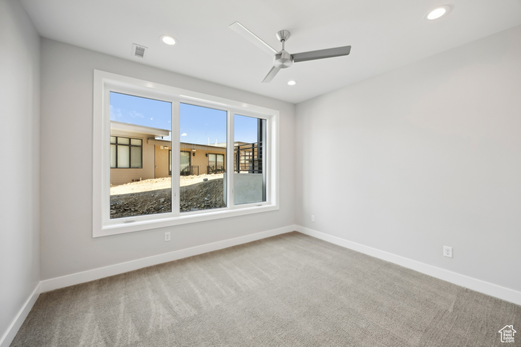 Unfurnished room with carpet and ceiling fan