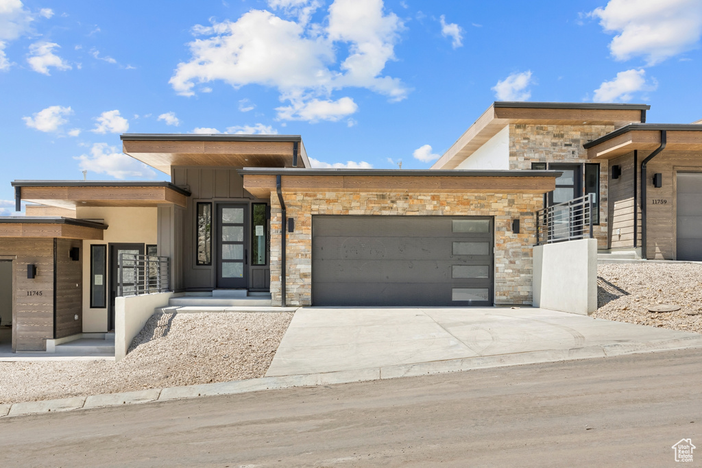 View of front of house featuring a garage