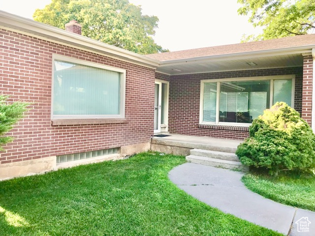 View of front of property featuring a front lawn