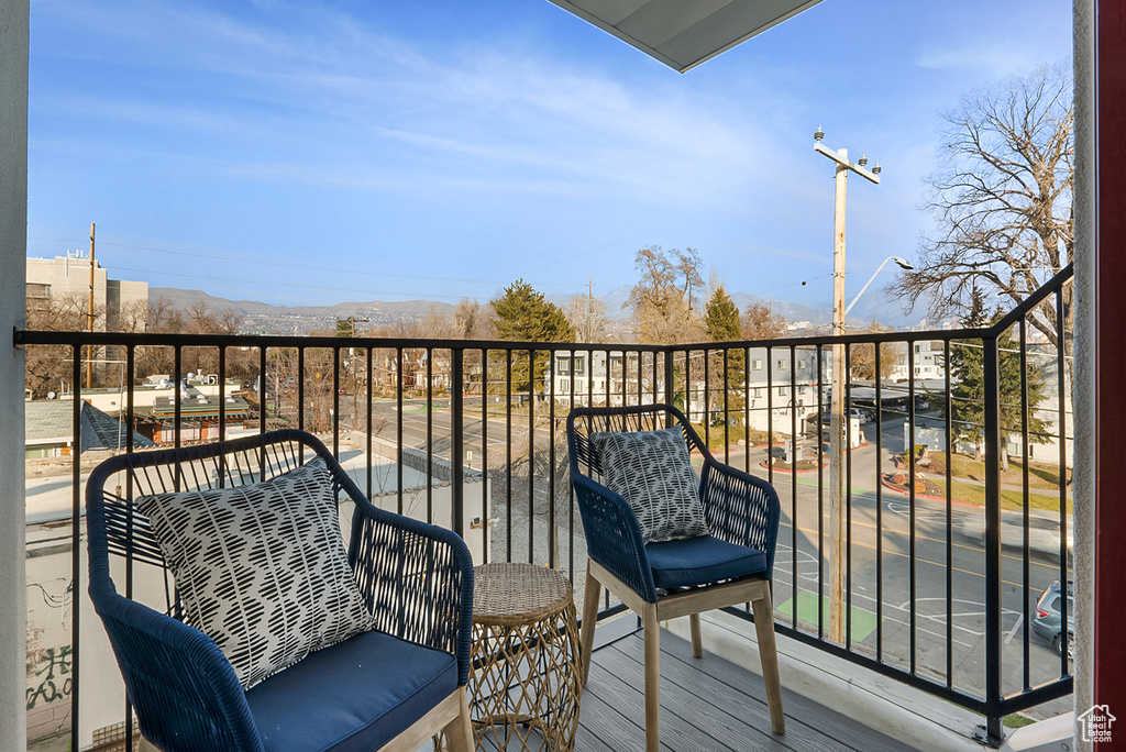 Balcony featuring a mountain view