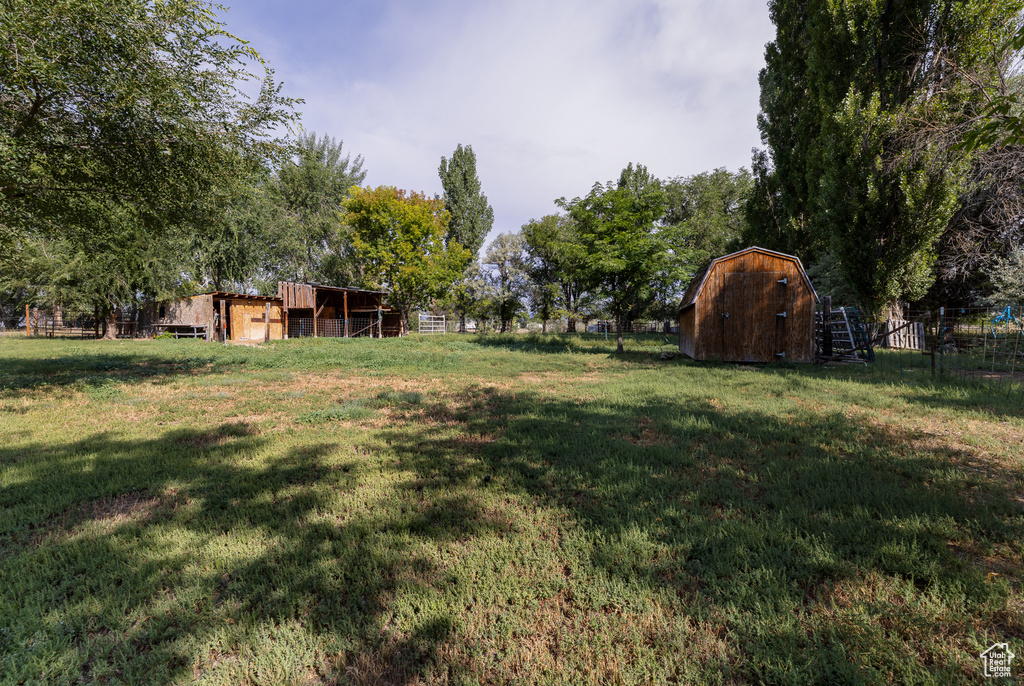 View of yard with an outdoor structure