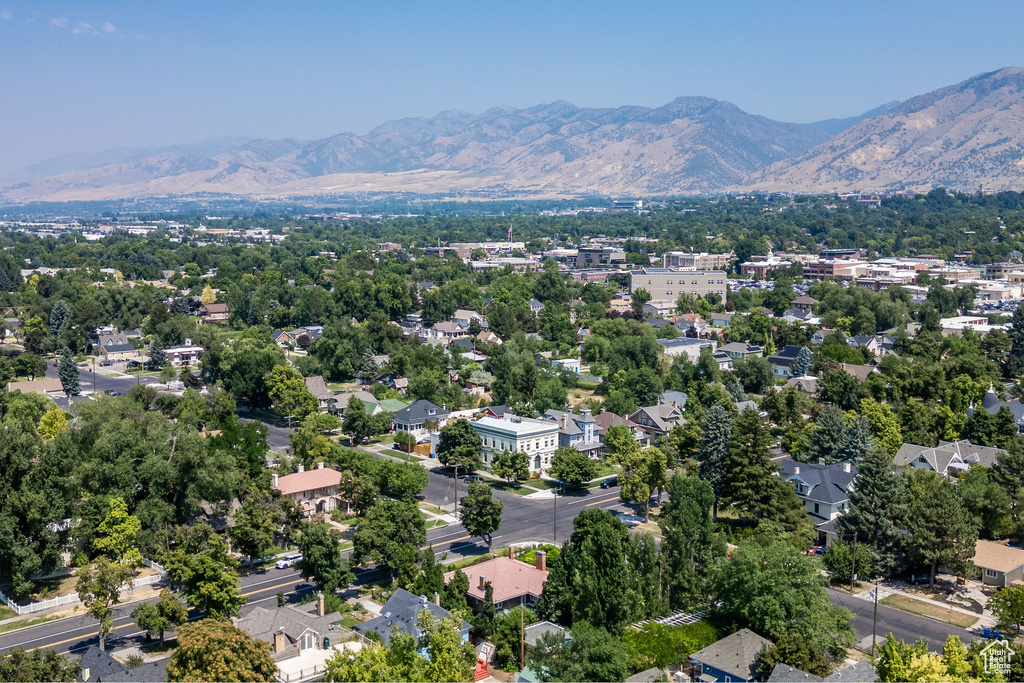 Bird\\\'s eye view featuring a mountain view
