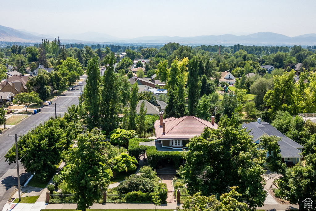 Bird\\\'s eye view featuring a mountain view