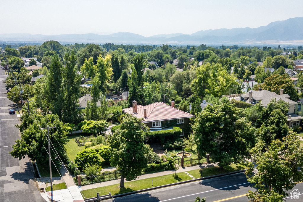 Bird\\\'s eye view featuring a mountain view